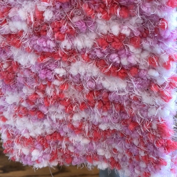 NWOT- Women’s knit scarf. - Picture 3 of 3